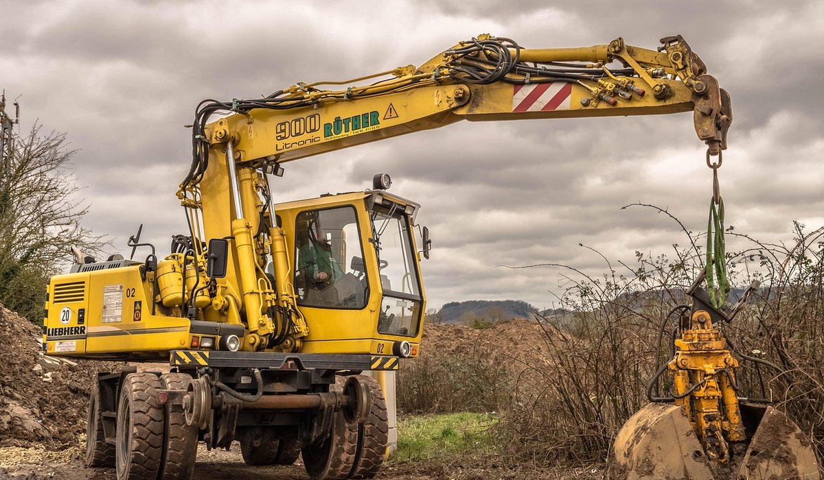 Choosing the Right Excavator for Small Building Projects